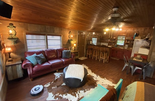 Bandera Cabin | Charming Cowboy Haus I Biker Friendly l Close to River on 8th St. I Hot Tub