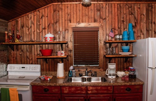 Bandera Cabin | Charming Cowboy Haus I Biker Friendly l Close to River on 8th St. I Hot Tub