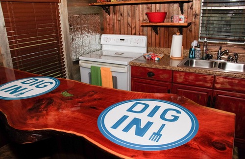 Bandera Cabin | Charming Cowboy Haus I Biker Friendly l Close to River on 8th St. I Hot Tub