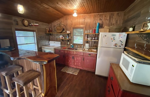 Bandera Cabin | Charming Cowboy Haus I Biker Friendly l Close to River on 8th St. I Hot Tub