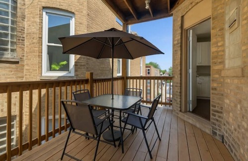 Wicker Park Apartment | Charming Cozy 2BR Haven w/Crib Near Hip WickerPark