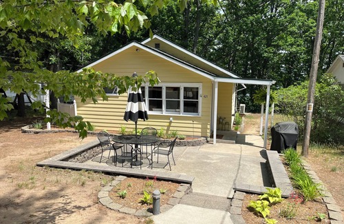 Mayfield Cottage | Charming Cozy 3-bedroom Canary Cottage overlooking Fife Lake with lake access.