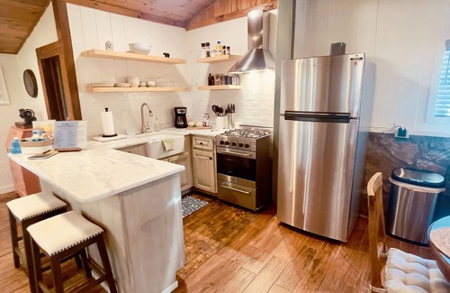 Rocky Bottom Cabin | Charming, Cozy and Creekside Sassafras Mountain Cabin Near Amazing Waterfalls