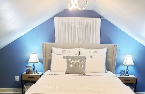 Dallas House | Charming, Cozy, & Inviting Farmhouse (Listing is for 3 BR ONLY & NOT full house)