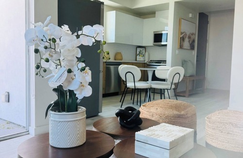 Beverly Grove Apartment | Charming & Cozy Retreat in the Heart of LA - Walk to The Beverly Center!