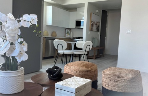 Beverly Grove Apartment | Charming & Cozy Retreat in the Heart of LA - Walk to The Beverly Center!