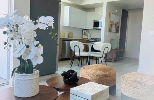 Beverly Grove Apartment | Charming & Cozy Retreat in the Heart of LA - Walk to The Beverly Center!