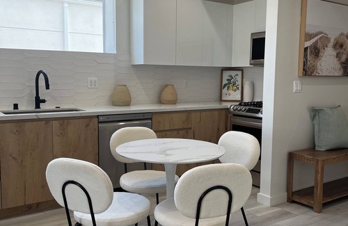 Beverly Grove Apartment | Charming & Cozy Retreat in the Heart of LA - Walk to The Beverly Center!