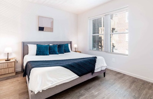 DeBaliviere Place Apartment | Charming Cozysuites 2BR Condo w/parking! 01