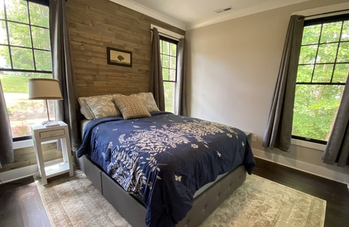 Durham House | Charming Craftsman Retreat: Golf Course, Scenic River and Fine Dining
