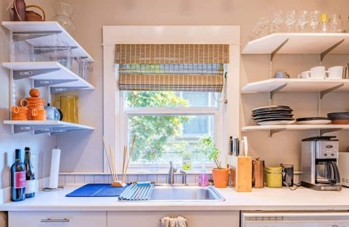 Leschi House | Charming Craftsman with Backyard - Dog Friendly!