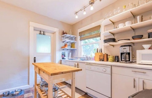 Leschi House | Charming Craftsman with Backyard - Dog Friendly!