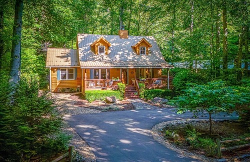Maggie Valley Cabin | Charming Creek side cottage in Maggie Valley. Close to Cataloochee, and Cherokee