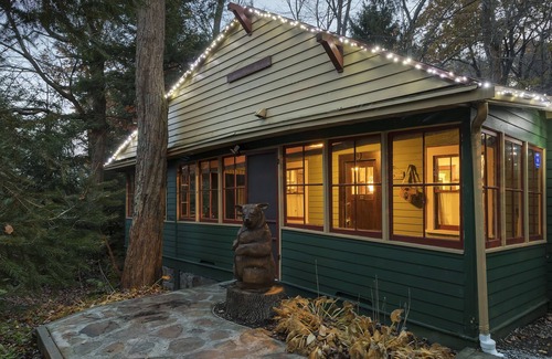 Jefferson Township Cottage | Charming Creekside Cottage Close to Hidden Valley/Seven Springs Resorts