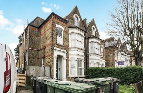 Forest Hill House | Charming Designer Cosy Loft Apartment