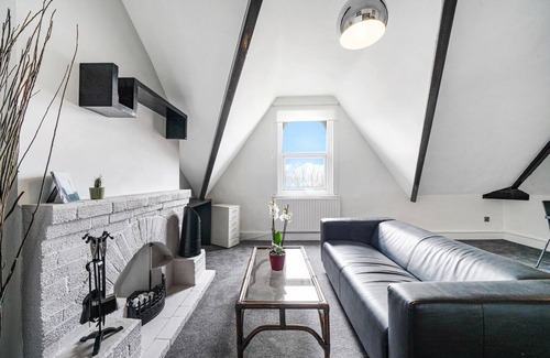 Forest Hill House | Charming Designer Cosy Loft Apartment