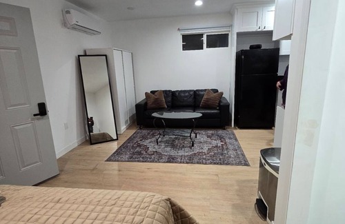 Pico-Union Apartment | Charming detached guesthouse with WiFi and AC in delightful Los Angeles