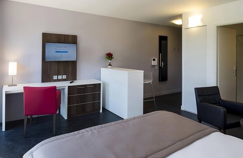 Dijon Hotel | Charming Dijon Studio Supérieur | Garden, Free Parking & Easy City Access!