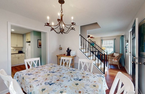 Saint Simons Island House | Charming dog-friendly home with deck, golf nearby, full kitchen, & washer/dryer