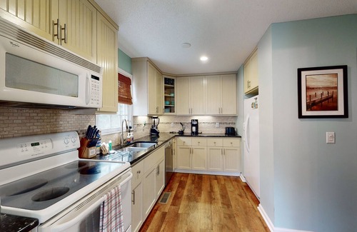 Saint Simons Island House | Charming dog-friendly home with deck, golf nearby, full kitchen, & washer/dryer