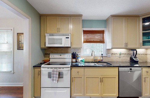 Saint Simons Island House | Charming dog-friendly home with deck, golf nearby, full kitchen, & washer/dryer