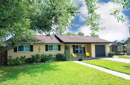 Aransas Pass House | Charming, dog-friendly home with grill, patio, central AC & washer/dryer