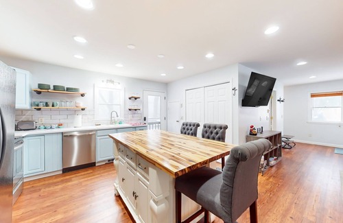 Boone Cottage | Charming dog-friendly cottage near Blowing Rock with private hot tub, deck, BBQ