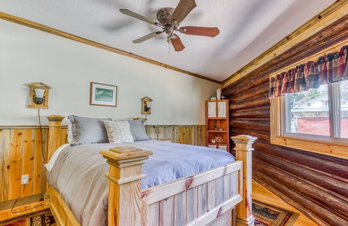 White Salmon Cabin | Charming dog-friendly cabin with kitchenette, patio, & close to attractions