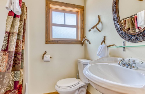 White Salmon Cabin | Charming dog-friendly cabin with kitchenette, patio, & close to attractions