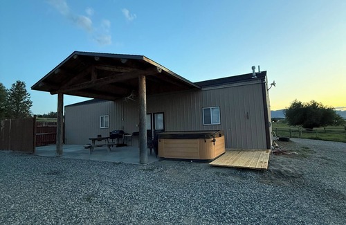 Cody House | Charming Dog Friendly 2-bedroom house with WiFi, hot tub, and fenced for pets!