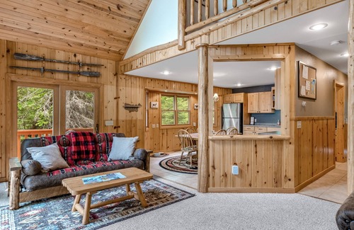 Mercer House | Charming dog-friendly cabin with full kitchen, kayak, firepit & lake view