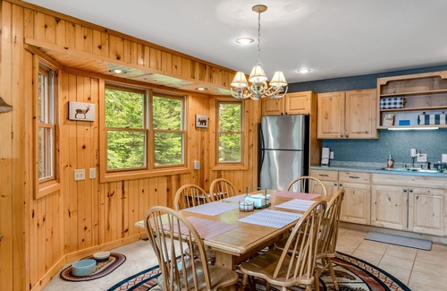 Mercer House | Charming dog-friendly cabin with full kitchen, kayak, firepit & lake view