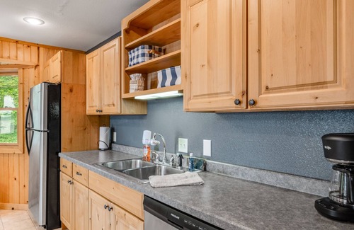 Mercer House | Charming dog-friendly cabin with full kitchen, kayak, firepit & lake view