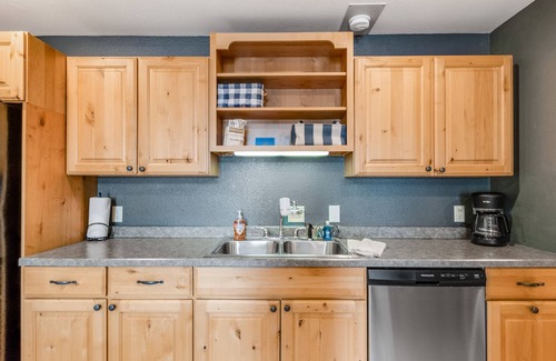 Mercer House | Charming dog-friendly cabin with full kitchen, kayak, firepit & lake view