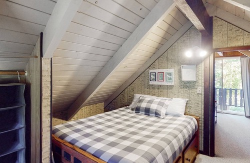 Roslyn Ridge Cabin | Charming dog-friendly cabin with firepit, balcony, grill, & W/D