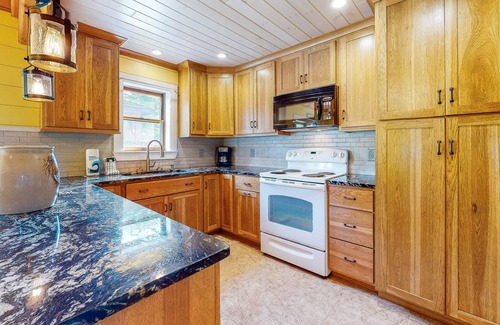 Dundee House | Charming dog-friendly home with firepit, kayaks, full kitchen, & washer/dryer
