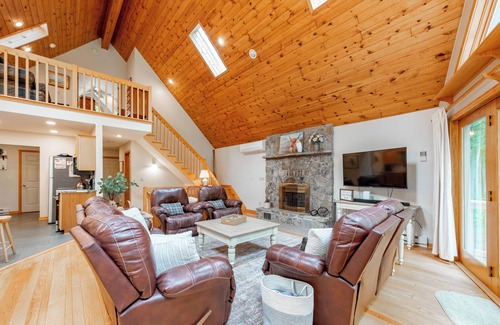 Blakeslee House | Charming Dog Friendly Lake Home Near Trails w/Dock