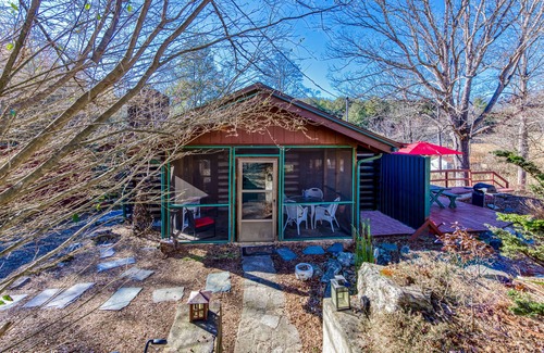 Arden Cabin | Charming dog-friendly mountain cabin with fireplace, central AC, & fast WiFi,
