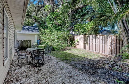 River District House | Charming dog-friendly home with enclosed yard, full kitchen & washer/dryer