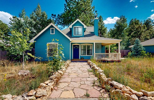 Mountainaire House | Charming dog-friendly home with patio, full kitchen, enclosed yard, & W/D