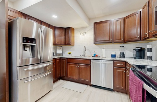 Leicester House | Charming Dog-friendly Home with Mountain Views, Fill Kitchen & Hot tub