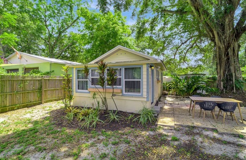 Bayou Oaks Apartment | Charming, dog-friendly cabana in great location with WiFi & large yard