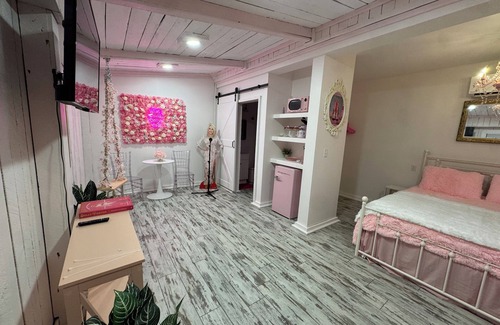 Lebanon Apartment | Charming Dolly Themed Studio on beautiful 40 Acres in Lebanon TN near Nashville