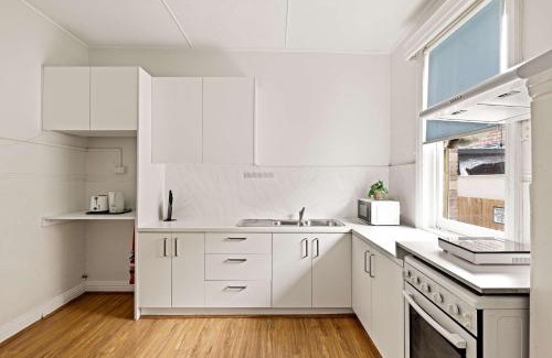 Carlton House | Charming Double Room - Prime Location in Carlton Supermarkets Nearby for Convenience - Shared Bathroom
