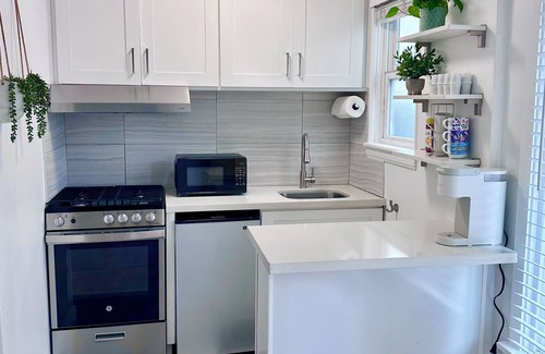 The Strand Apartment | Charming downstairs studio in amazing Manhattan Beach, 2 blocks from the beach