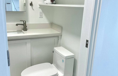 The Strand Apartment | Charming downstairs studio in amazing Manhattan Beach, 2 blocks from the beach