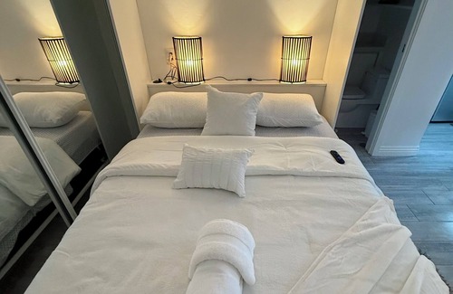 The Strand Apartment | Charming downstairs studio in amazing Manhattan Beach, 2 blocks from the beach