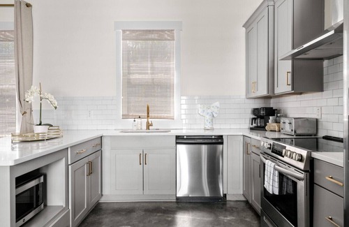 Westside House | Charming Downtown Home - St Philip St