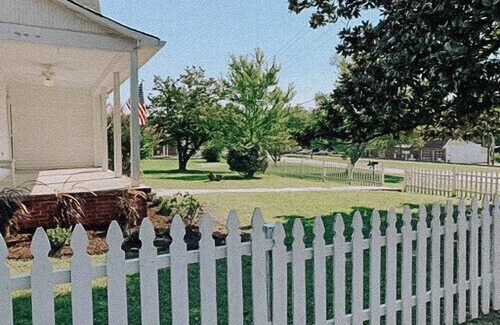 Baxter House | Charming Downtown Home, Walking Distance to The Monarch Wedding Venue