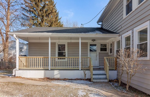 Naperville House | Charming Downtown Naperville Farmhouse - 1 Bedroom Guest Suite - Walk to Town